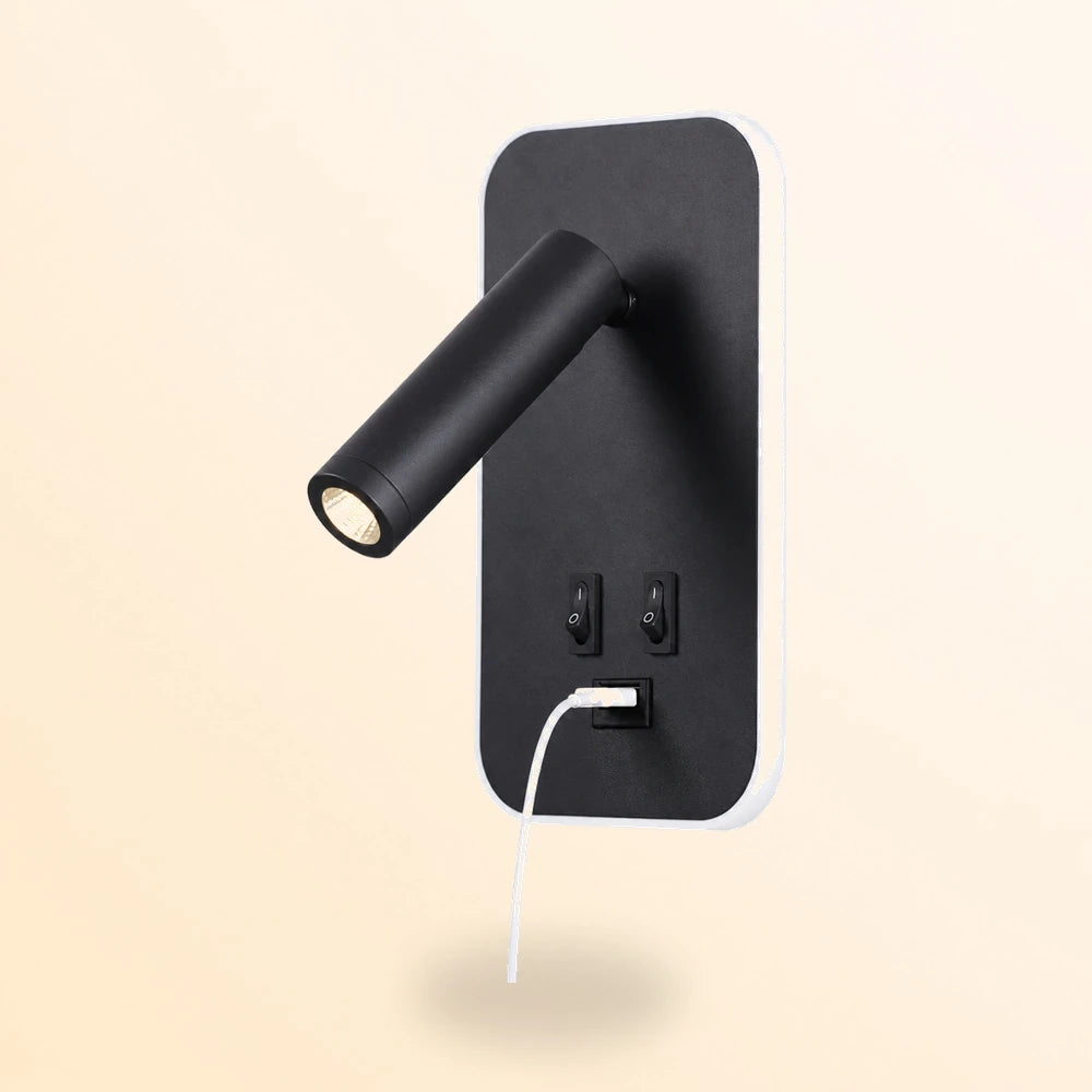 Applique murale LED noire avec halo lumineux chaud, montée au mur avec un smartphone branché sur le port USB