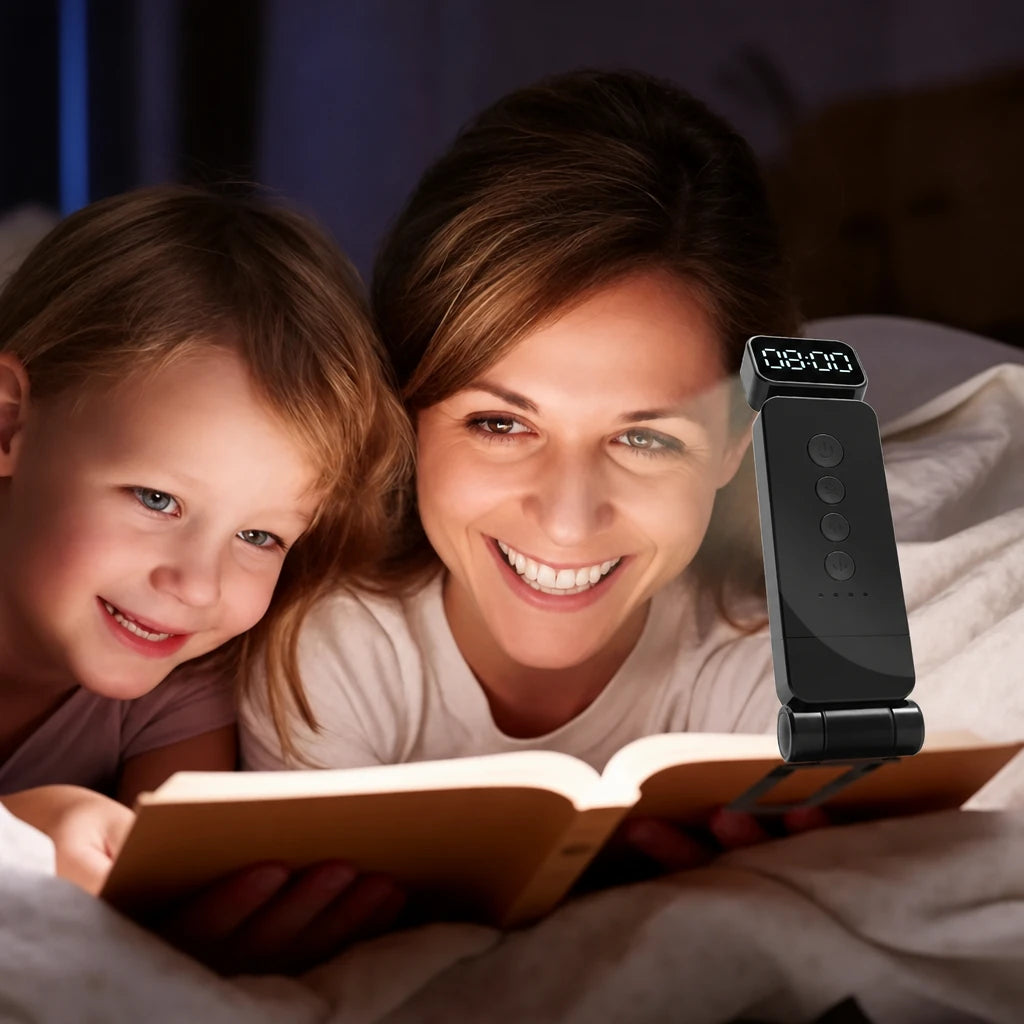 Mère et enfant lisant ensemble au lit, lampe de lecture diffusant une lumière ambrée douce et apaisante