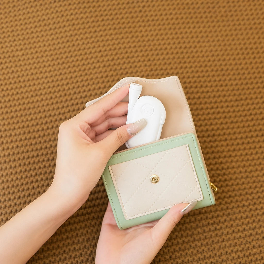 Lampe blanche compacte retirée d'un petit portefeuille avec ses dimensions 80mm x 46mm indiquées