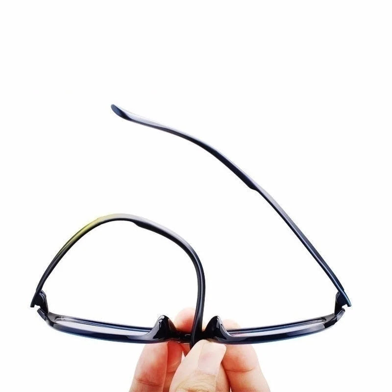 Monture sombre tenue à la main avec une branche courbée pour montrer sa souplesse