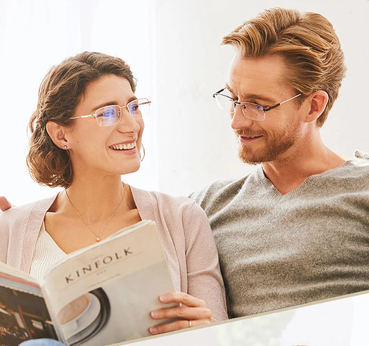 Femme et homme portant des lunettes demi-cerclées dans un intérieur lumineux