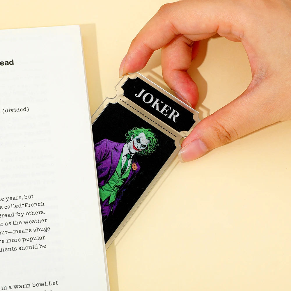 Main glissant un marque-page illustré d’un personnage en costume violet dans un livre
