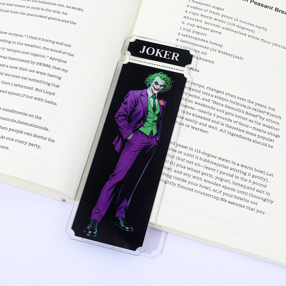 Marque-page illustré d’un personnage en costume violet posé sur un livre ouvert