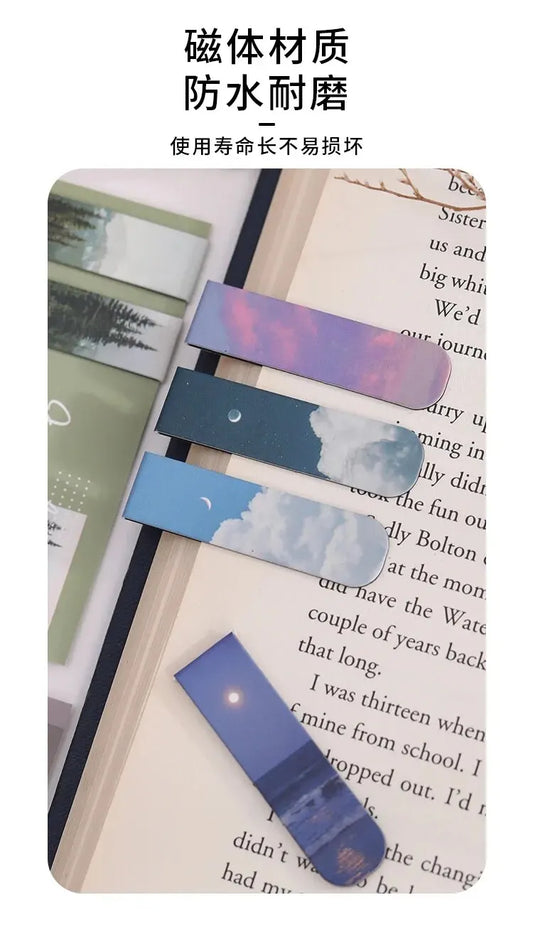 Gros plan sur quatre signets illustrés posés dans un livre ouvert