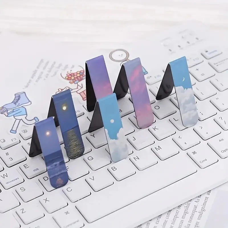 Plusieurs signets pliés et dressés sur un clavier blanc