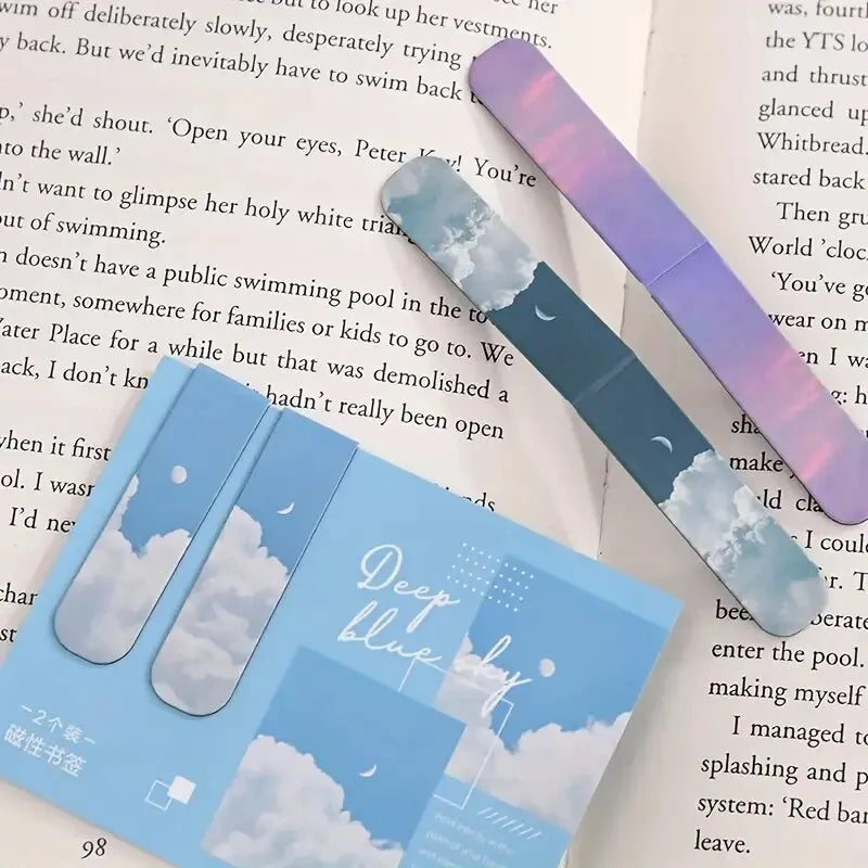 Deux signets bleu ciel avec nuages, accompagnés de modèles rose et bleu