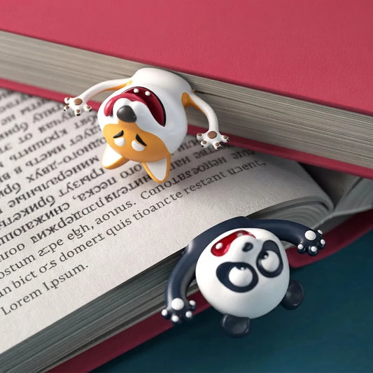 Chien blanc et orange et panda glissés entre les pages de livres