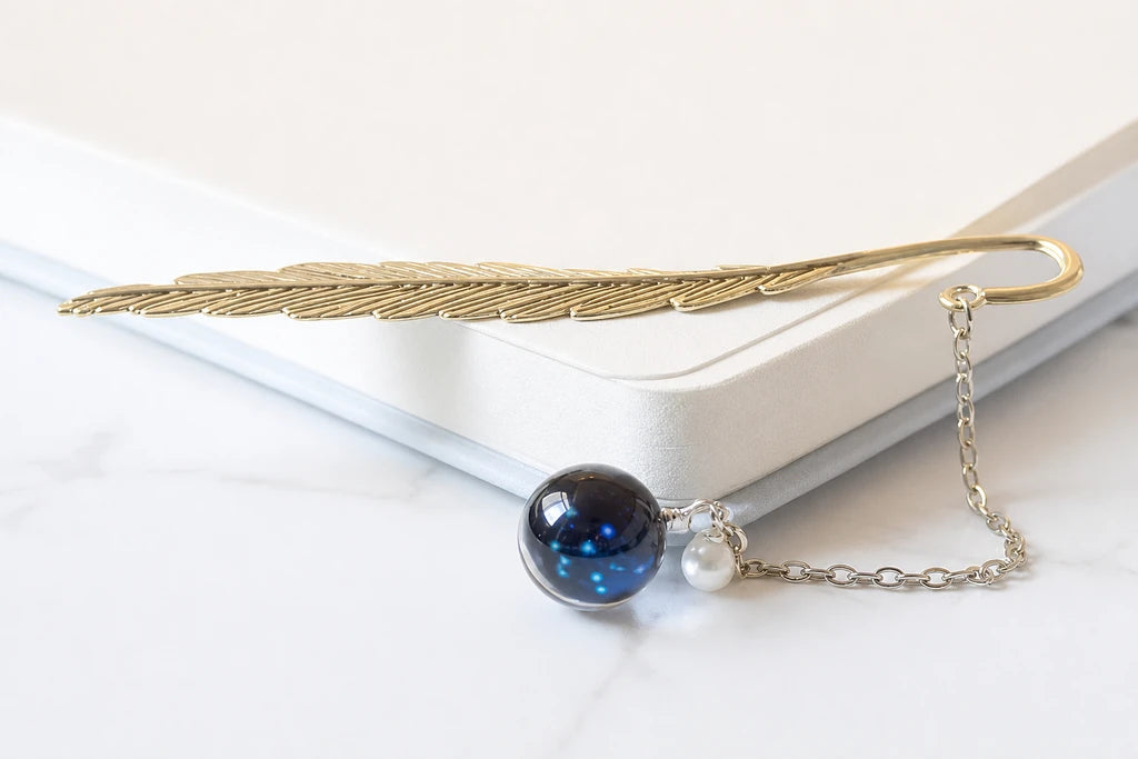 Gros plan de la boule constellation bleue suspendue à sa chaîne avec indication du diamètre 15 mm