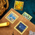 Plusieurs marque-pages timbres et cartes décoratives disposés sur une surface, mention Claude Monet visible