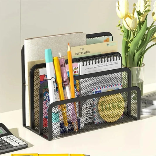 Rangement noir garni de carnets, papiers et fournitures sur un bureau