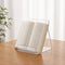 Support transparent incliné avec rebord posé sur une table en bois