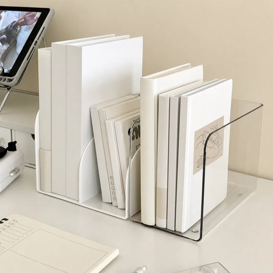 Porte-revues transparent avec livres sur un bureau épuré, style minimaliste