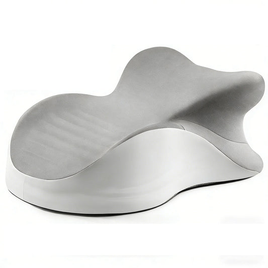 Femme allongée en repos avec la tête soutenue par un oreiller ergonomique