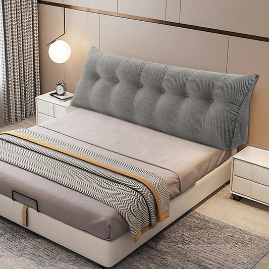 coussin de dossier gris sur lit avec table de chevet et lampe design