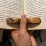 Wooden thumb book holder - Vignette | Le coin du lecteur