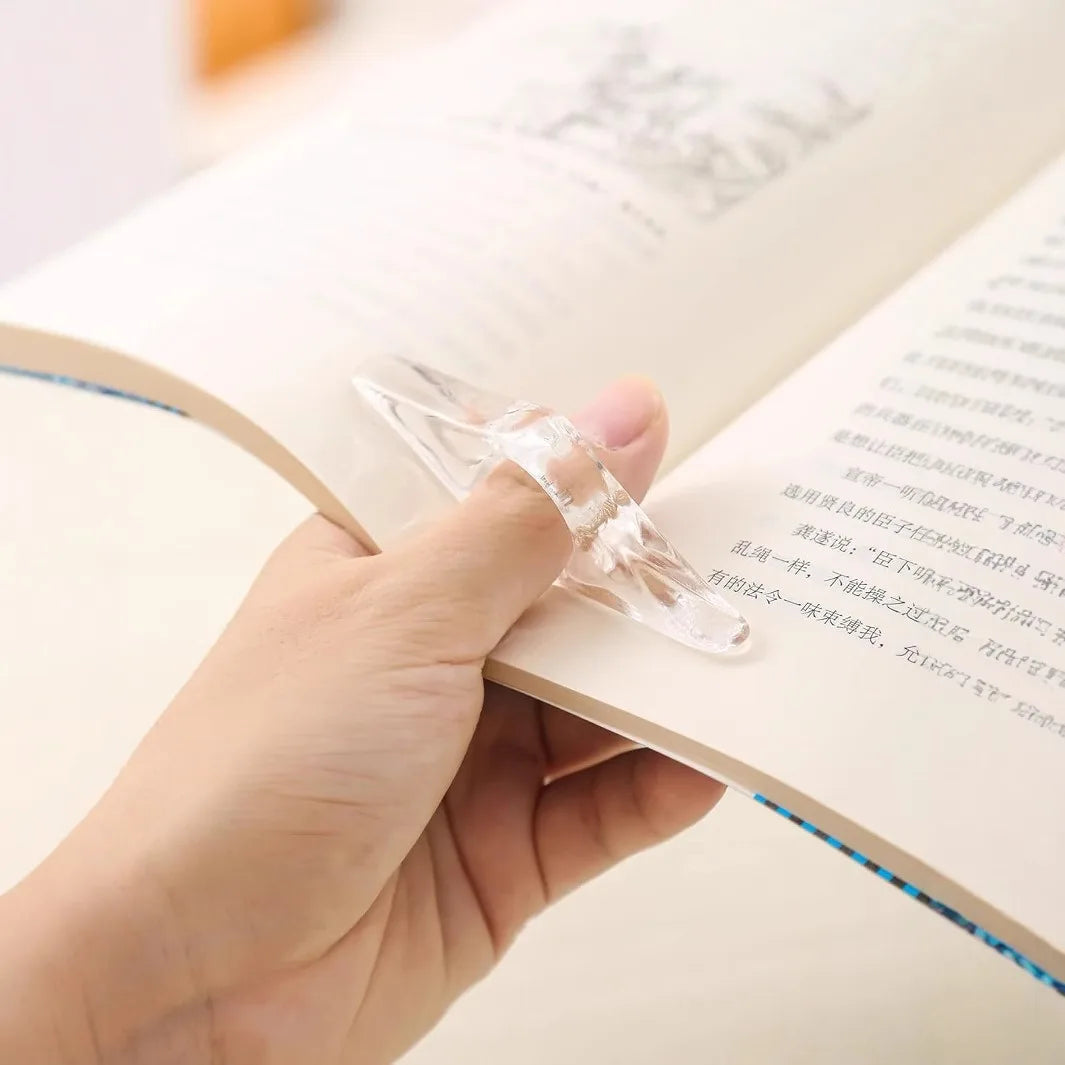 Modèle transparent porté au pouce pour maintenir un livre ouvert