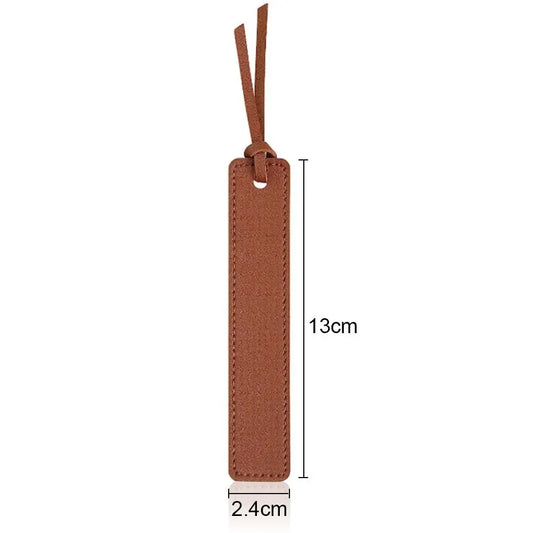 Marque-page en cuir camel avec dimensions indiquées : 13 cm de hauteur et 2,4 cm de largeur