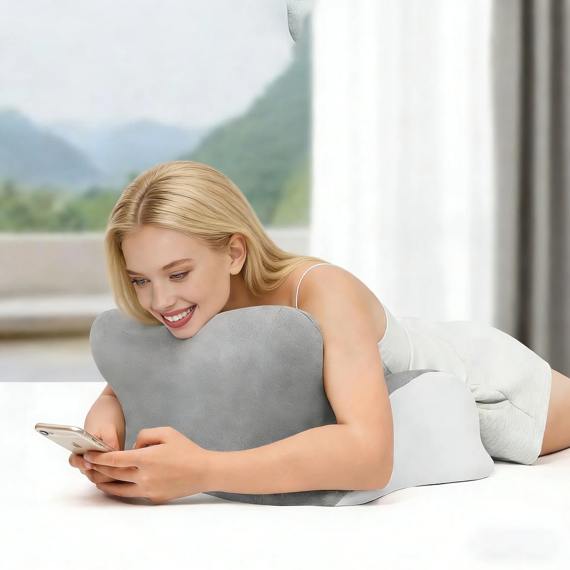 Femme allongée sur un oreiller de lecture moelleux en forme de coin
