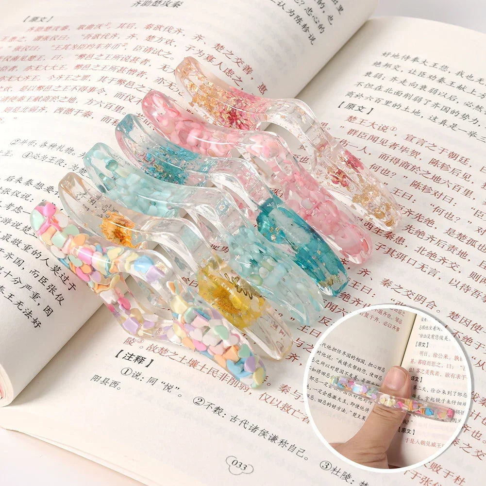 Supports de page transparents et colorés disposés sur un livre ouvert