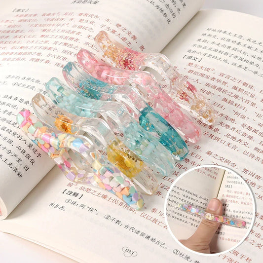 Supports de page transparents et colorés disposés sur un livre ouvert