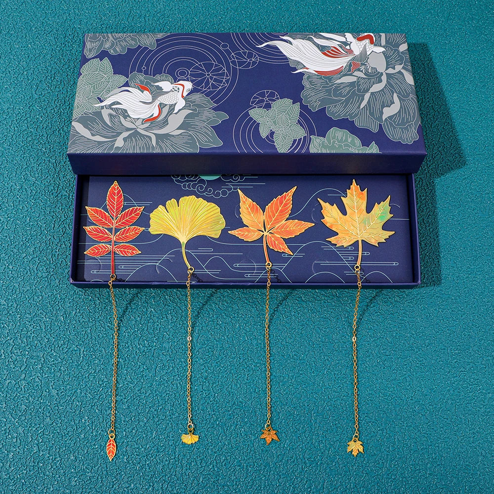 Coffret bleu marine présentant quatre marque-pages laiton feuilles aux couleurs automnales