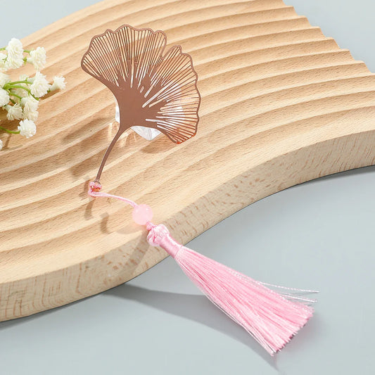 Signet rose en forme de feuille de ginkgo avec perle et pompon