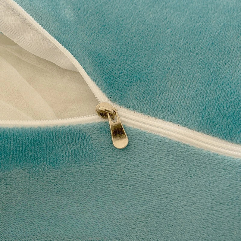 zoom sur la fermeture éclair dissimulée de la housse en tissu doux du coussin