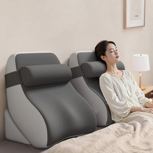 Femme adossée à un coussin de lecture gris dans une chambre