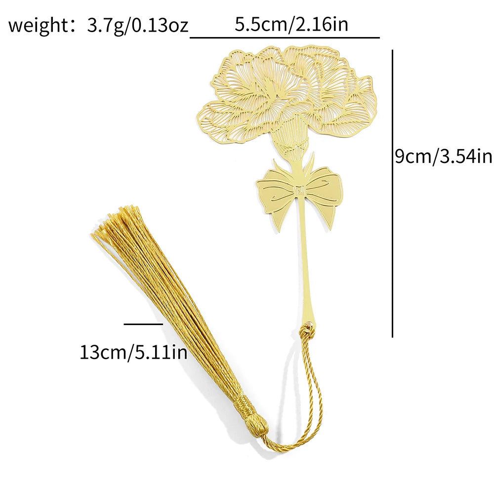 Dimensions du marque-page laiton œillet : 5,5 x 9 cm, 3,7 g, pompon 13 cm