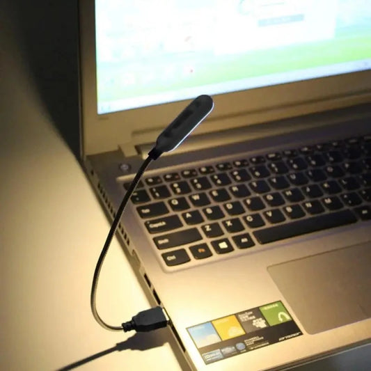 mini lampe usb noire éclairant le clavier d’un ordinateur portable