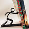 Silhouette noire en mouvement maintenant deux livres debout