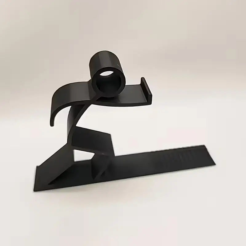 Vue rapprochée du personnage noir et de sa base allongée