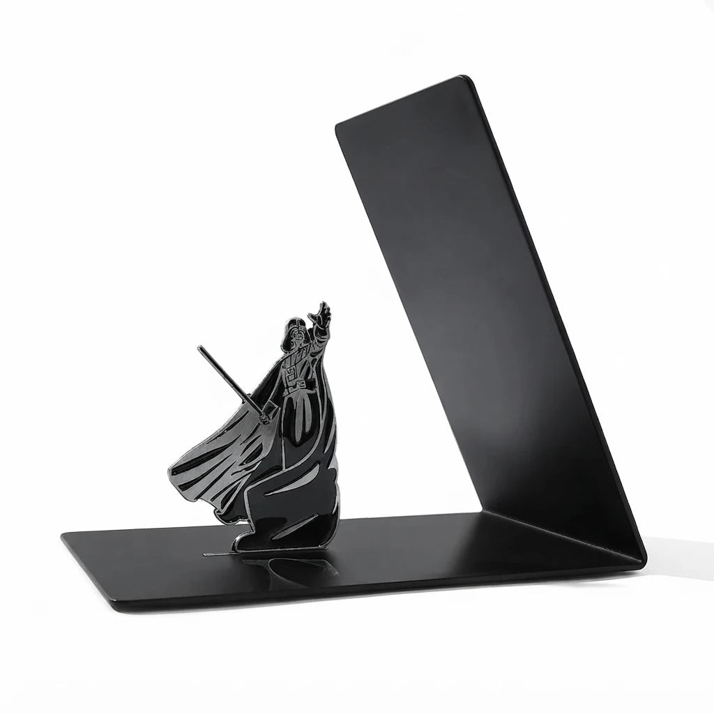Dimensions en pouces d'un support noir décoré d'un personnage masqué avec sabre