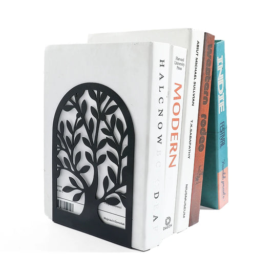 Support noir à motif d’arbre maintenant une rangée de livres debout