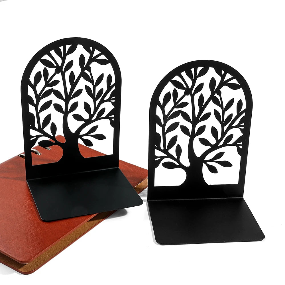 Deux supports noirs à silhouette d’arbre posés sur des carnets bruns