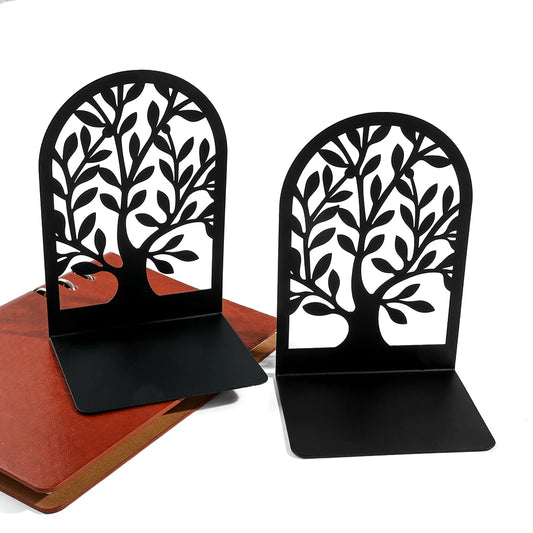 Deux supports noirs à silhouette d’arbre posés sur des carnets bruns