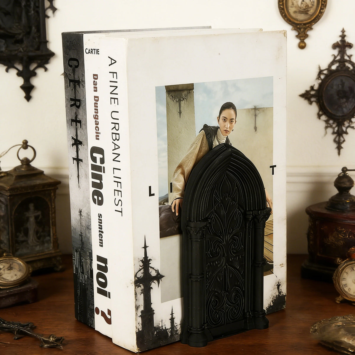Arche noire sculptée maintenant de grands livres sur un bureau à la décoration gothique