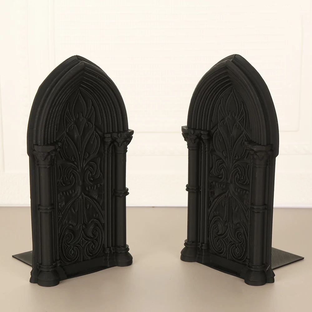 Paire de serre-livres noirs ornés d'arches et de motifs sculptés