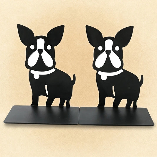 Paire de supports à livres noirs en forme de chiens sur fond blanc