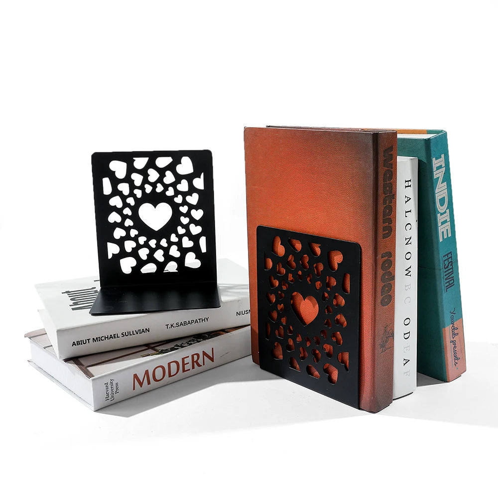 Supports à motif cœur disposés autour de livres empilés et dressés