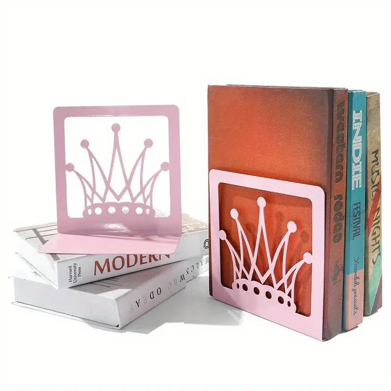 Paire de supports roses à motif couronne maintenant des livres sur fond blanc