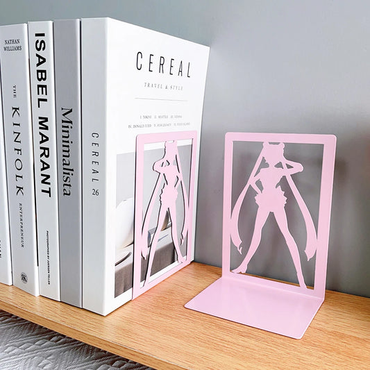Supports à livres roses encadrant plusieurs ouvrages blancs sur une étagère