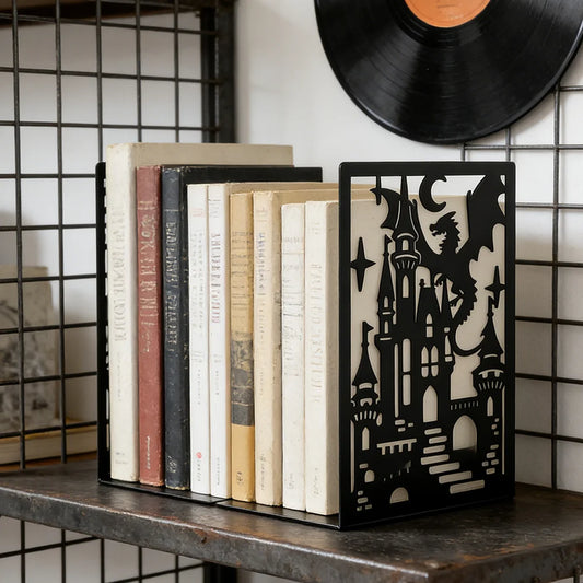 Paire de serre-livres noirs avec dragon et château autour de livres anciens