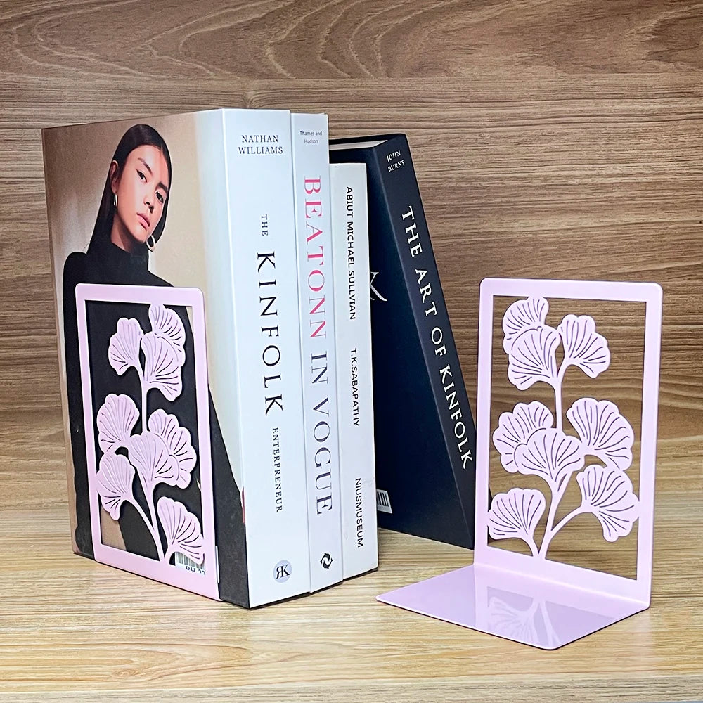 Deux supports floraux roses disposés de chaque côté d'une rangée de livres
