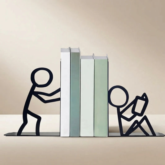 Quatre livres pastel encadrés par deux silhouettes noires sur fond blanc