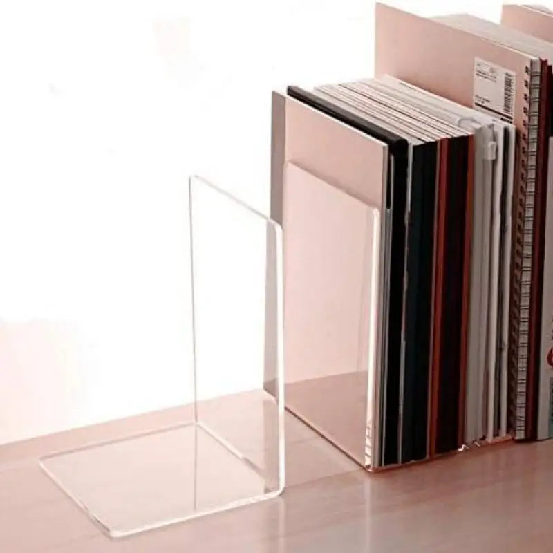 Support transparent en L placé devant une rangée de livres sur une étagère