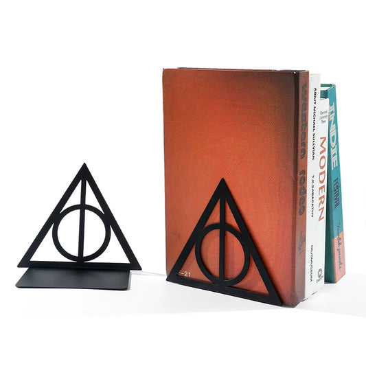 Deux supports triangulaires noirs disposés de chaque côté de plusieurs livres