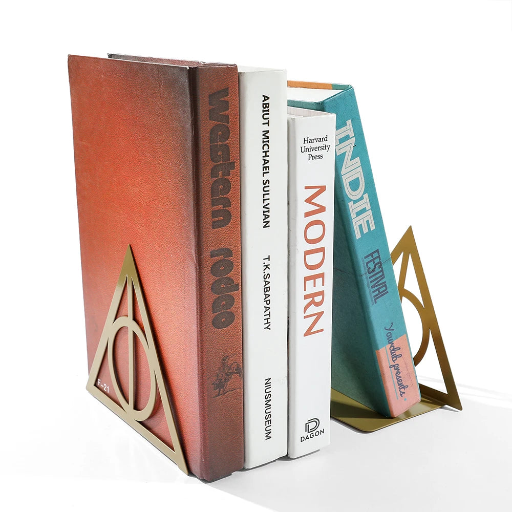 Deux supports triangulaires dorés maintenant une rangée de livres