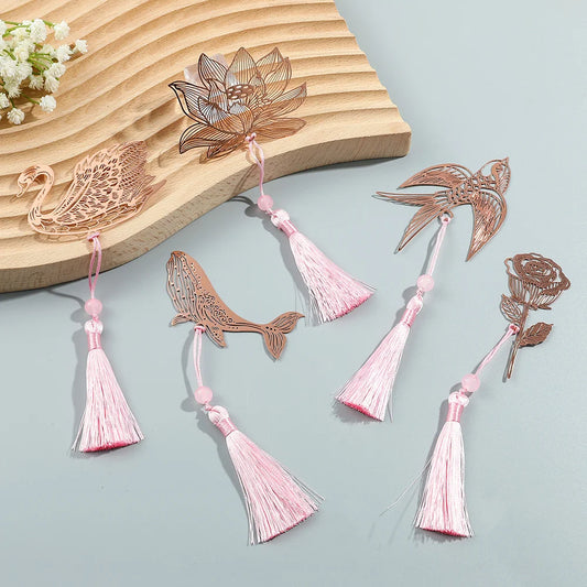 Assortiment de signets ajourés en métal rose avec motifs d'animaux et de fleurs
