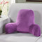 Détail d’un coussin violet avec finition en velours